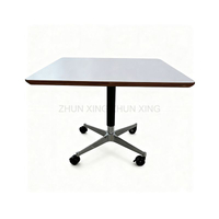 Quadratischer Tisch mit Rolle